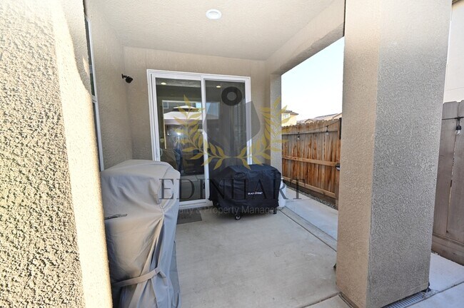 Building Photo - 893 Fir St W