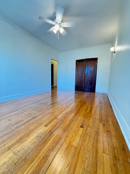 Building Photo - 3235 W Dickens Ave