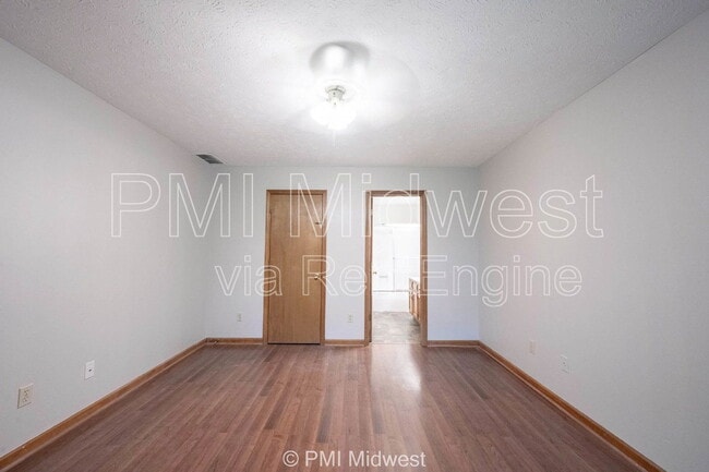 Building Photo - 406 Tulip Dr