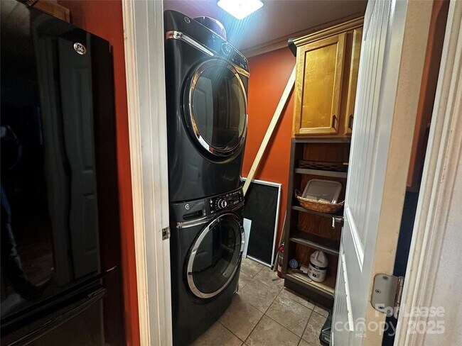 Building Photo - 717 Deep Gap Rd