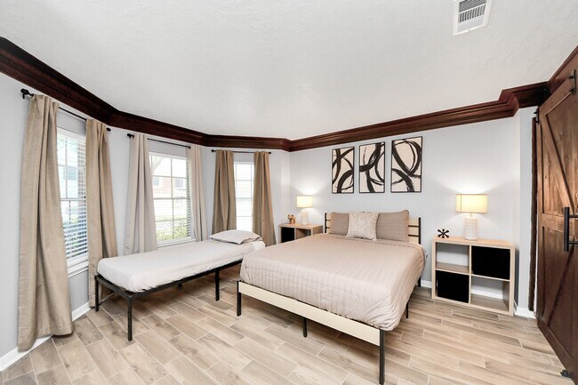 Building Photo - 12711 Laurel Bank Way