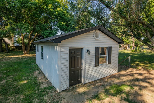 Building Photo - 716 E Sumac St