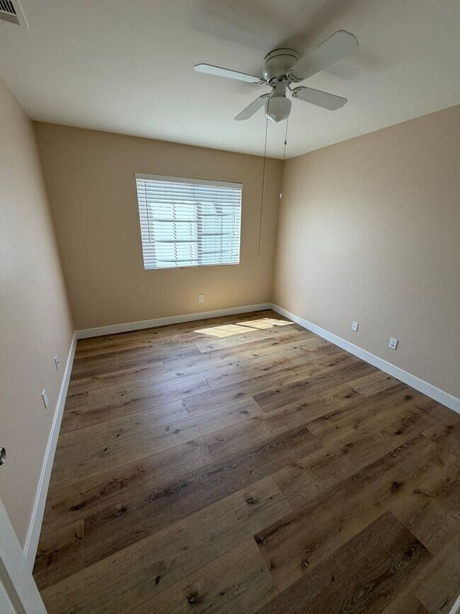 Building Photo - 16060 Edgewater Ln