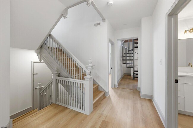 Building Photo - 123 S Berkley Square