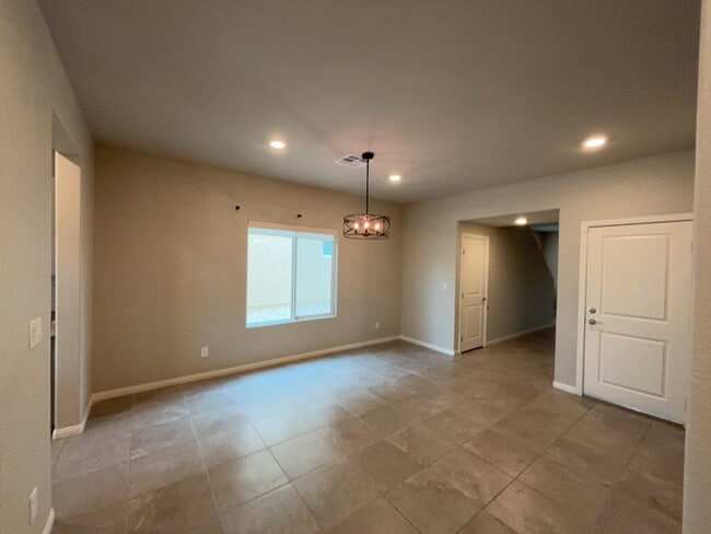Building Photo - Gorgeous 5 Bedroom home!