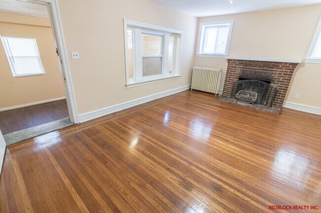 Building Photo - ???UPDATED, HUGE 4 BEDROOM AND 2 BATH HOME...