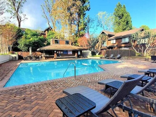 Building Photo - Spacious 2-Bedroom Townhouse in the Heart ...
