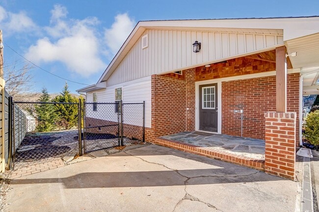 Building Photo - Beautifully Updated 4-Bed, 2.5-Bath Ranch Home in Belmont