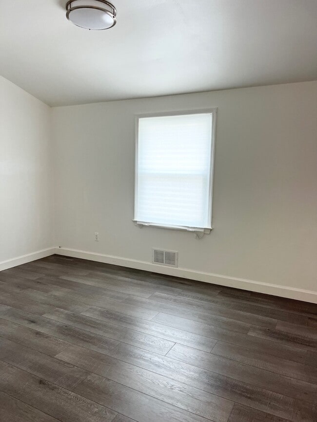 Building Photo - 156 Petrus Ave