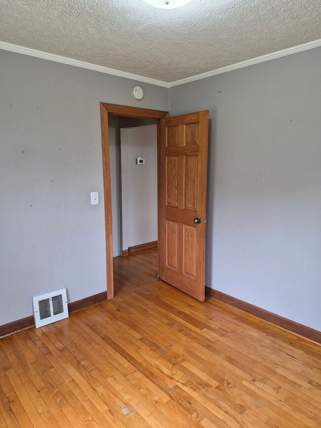 Building Photo - 4636 Wakefield Ave NE