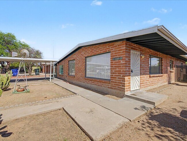 Building Photo - Charming 3-Bedroom Home with Spacious Yard & Versatile Storage!