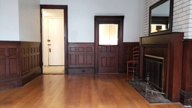 Building Photo - 924 Beacon St