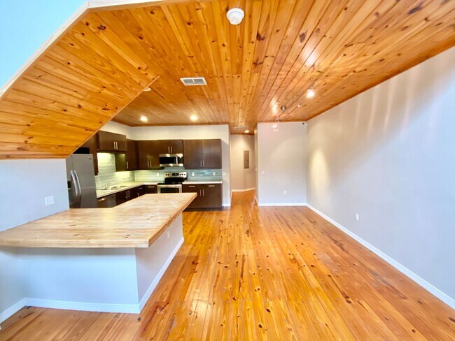 Building Photo - LUXURY TOWNHOME IN SODO 3/2.5 PLUS OFFICE AND BONUS ROOM  - DOWNTOWN ORLANDO