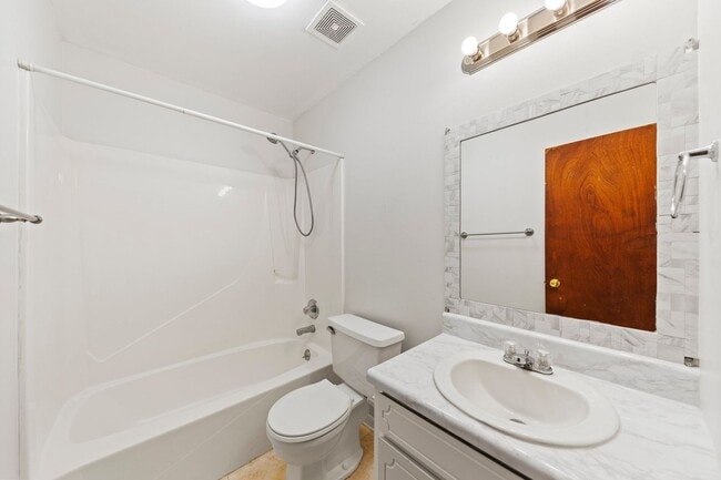 Building Photo - 3 Bedroom in Desirable Location!