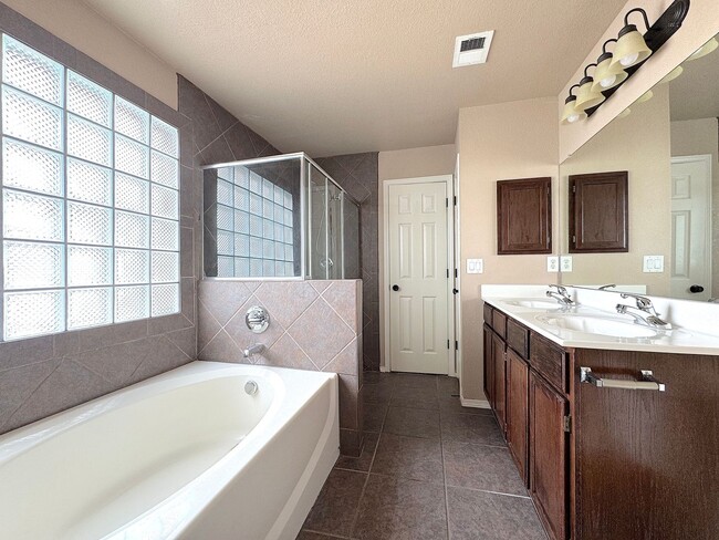 Building Photo - Sandstone Ranch Estates 3 Bed Refrig A/C!