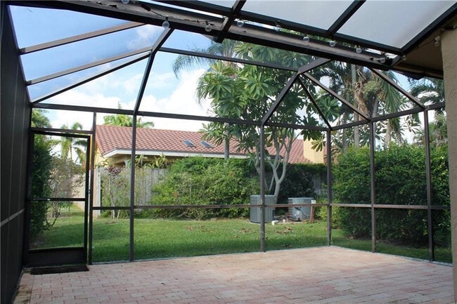 Building Photo - 6722 Canary Palm Cir