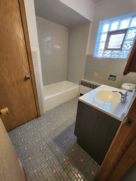 Tub Shower Linen closet - 2624 N 75th Ave