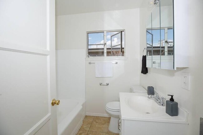 Building Photo - 1.0 bedroom in Pasadena California 91106