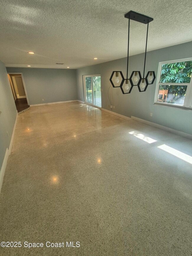 Building Photo - 333 Bahama Dr