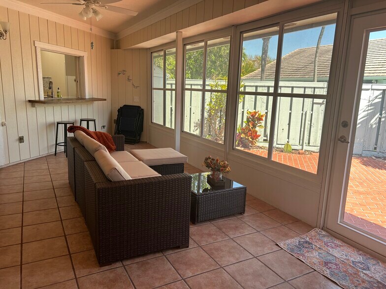 Building Photo - 1127 E Seminole Ave