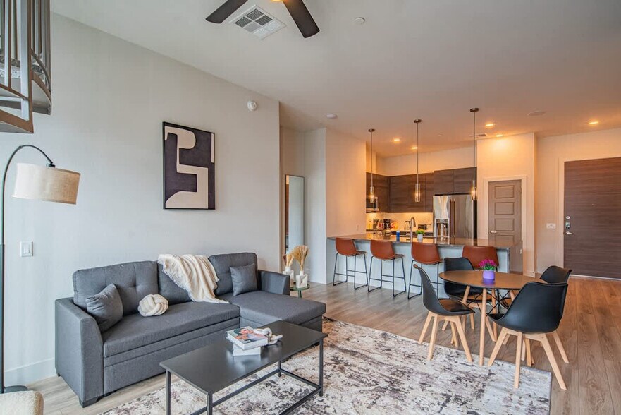 Building Photo - 15501 N Dial Blvd