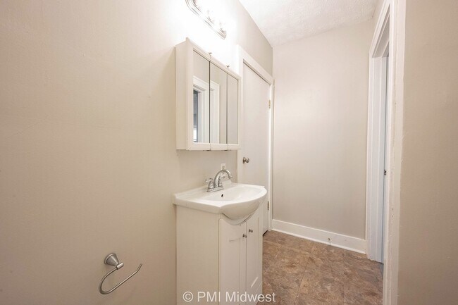 Building Photo - 1621 E 49th St