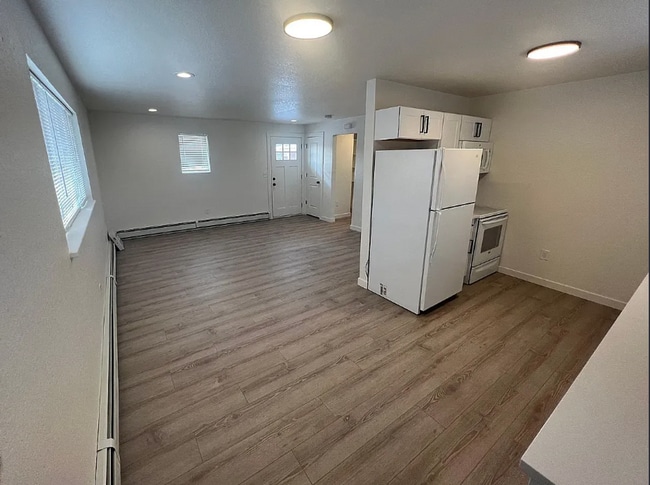 Building Photo - Beautiful 1 Bed Apartment with Reserved Parking Spots