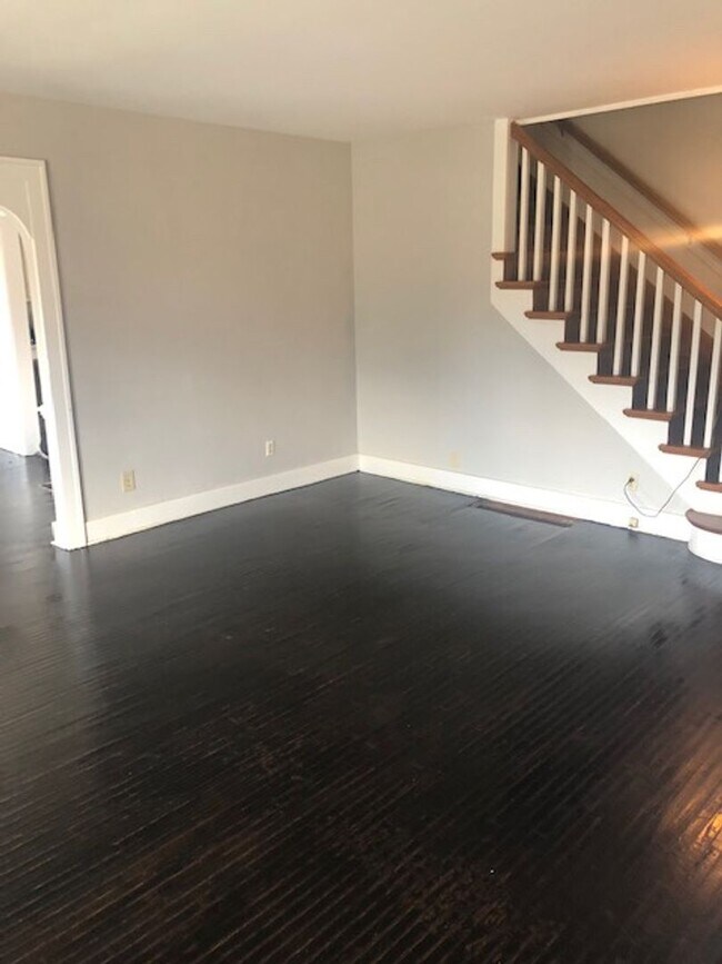 Building Photo - LARGE 5 Bed/2Bath Hoosier-style home close...