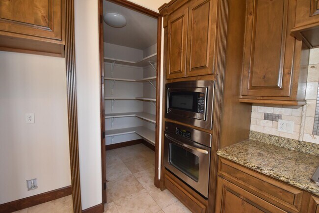 Building Photo - 6264 Wildwood Ct