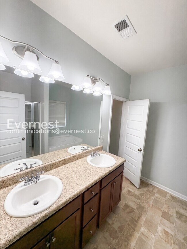 Building Photo - Spacious Home with Fenced Yard & Garage Access / 4 Bed & 3.5 Bath / Voucher Accepted / Pet-friend...