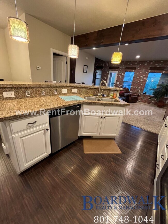 Building Photo - Spectacular 3 bed 2.5 bath in Highland