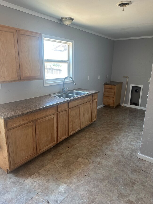 Building Photo - 302 Almond Ave