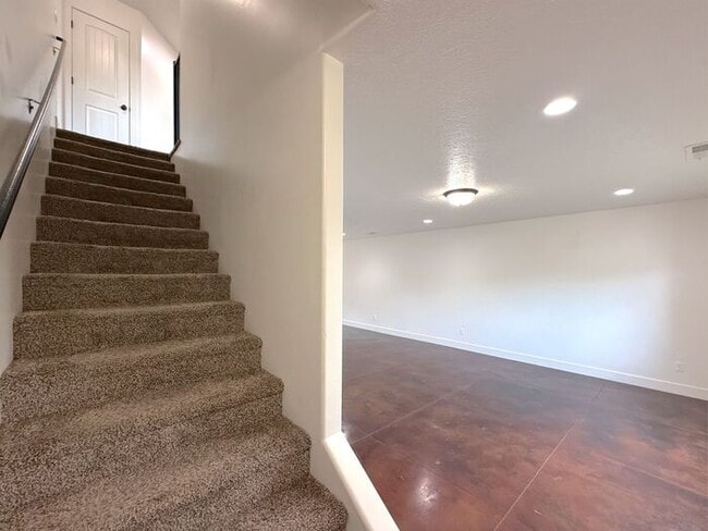 Building Photo - 4 bed, 2.5 bath duplex w/1 car garage