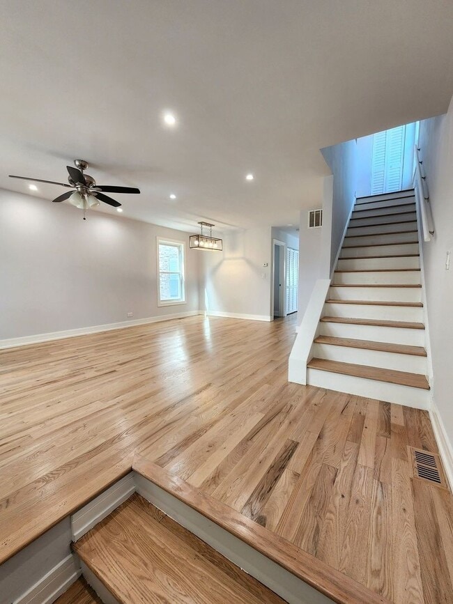 Building Photo - Amazing 3 bed/1.5 bath Updated unit