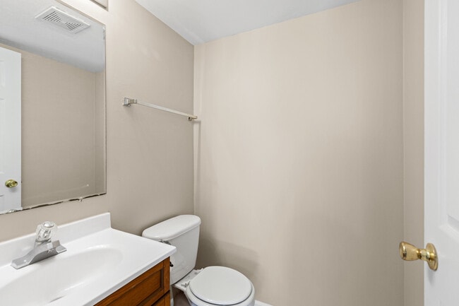 Building Photo - 3490 Willowview Ct