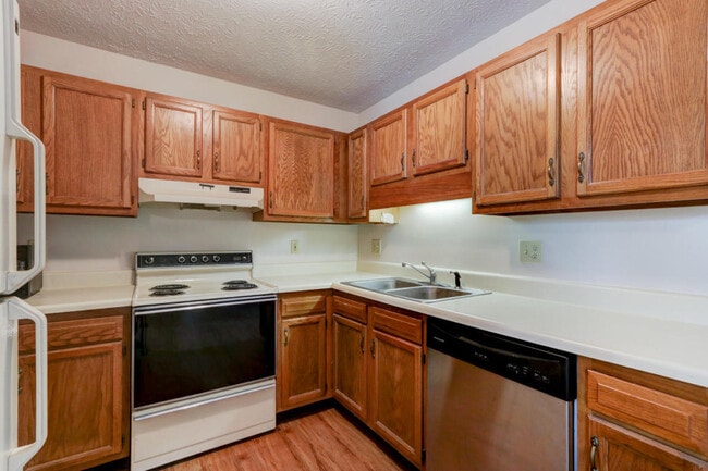 Building Photo - Knoxville 37919 - 3 bedroom, 2 bath home with a bright sunroom - Contact Ray Gaudet RAYGAUDET@OUT...