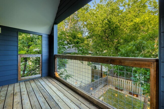 Building Photo - 2111 Brackenridge St