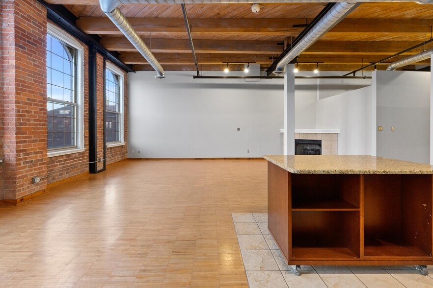 Building Photo - 200 River Place Dr
