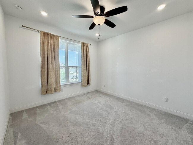 Building Photo - 125 Slenderleaf Dr