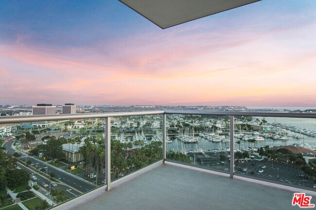 Building Photo - 13700 Marina Pointe Dr