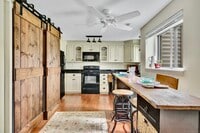 Building Photo - 74 Hollister Way S