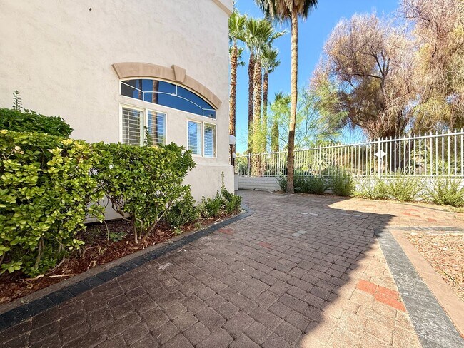 Building Photo - Grand 3 bedroom home with lake and golf co...