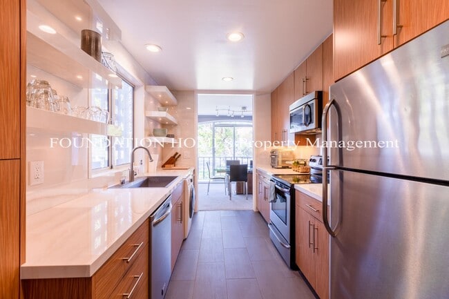 Building Photo - 2BR/2BA Waterfront Corner Condo!  Parking!...