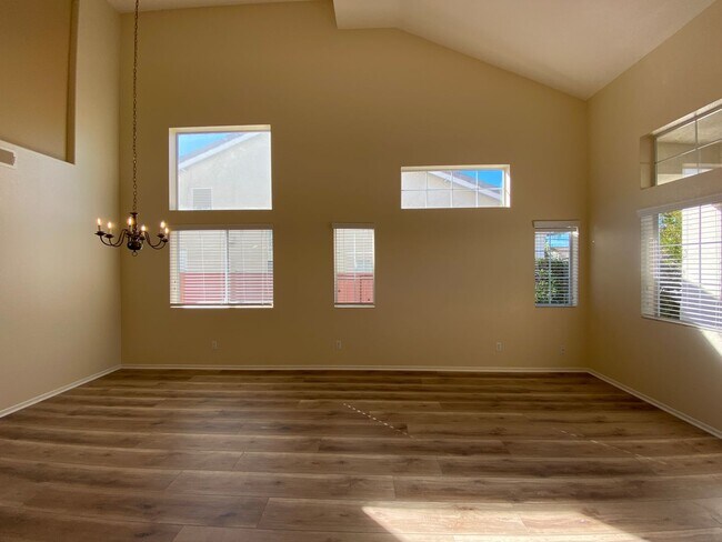 Building Photo - Beautiful Spacious 3BR/2.5BA Located in the Ivey Glenn Community!!