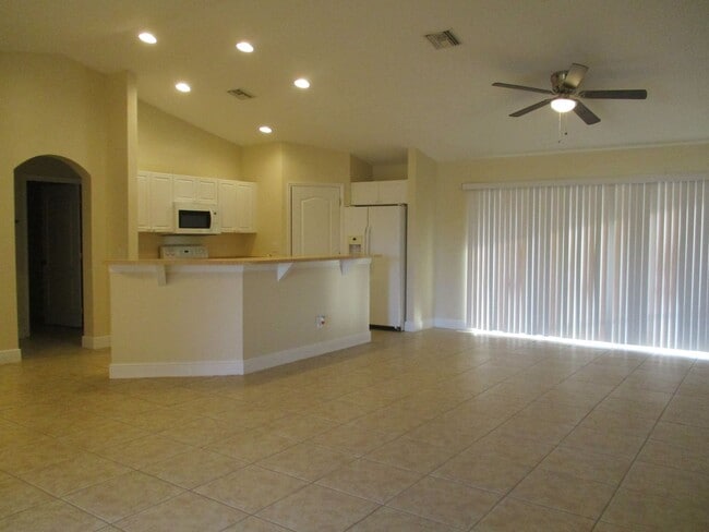 Building Photo - 1900 Kismet Pkwy W