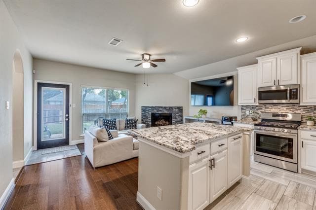 Building Photo - 1827 Lake Travis Dr