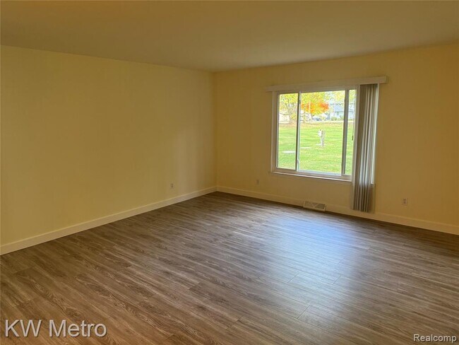 Building Photo - 2049 Duck Lake Rd N