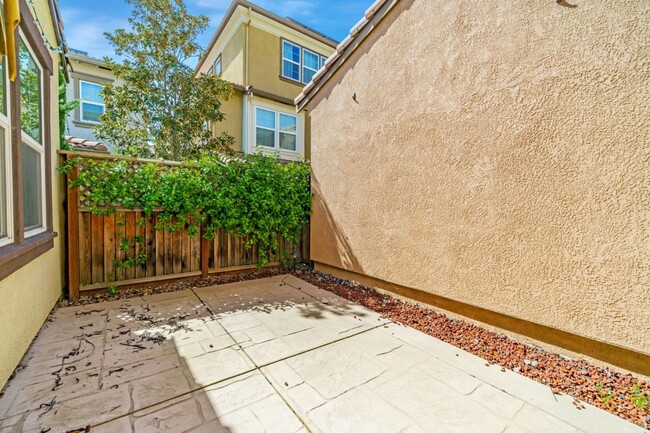 Building Photo - 3343 Vittoria Loop