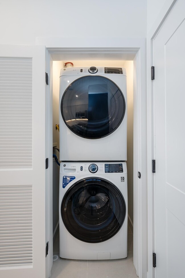 Building Photo - 425 3rd St