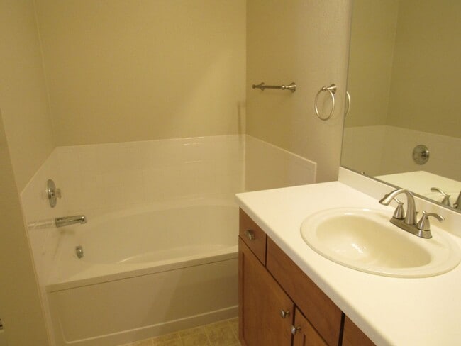 Building Photo - Spacious Condo in Gated Community | Close to light rail.